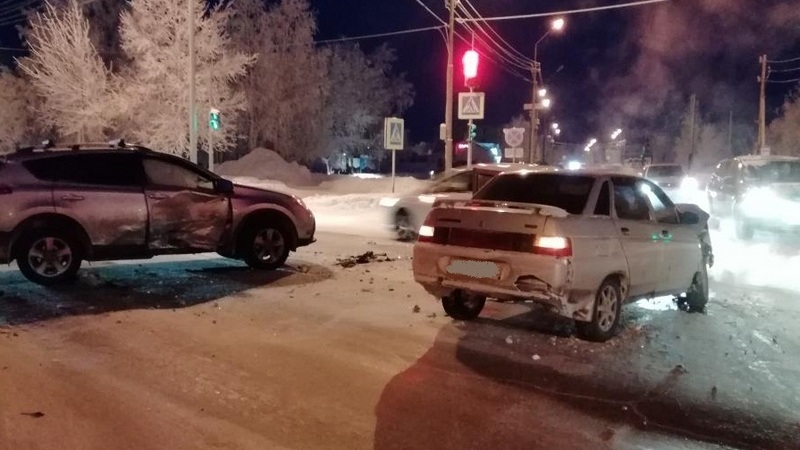 В Сургуте на перекрестке столкнулись ВАЗ и «Тойота». Пострадали оба водителя
