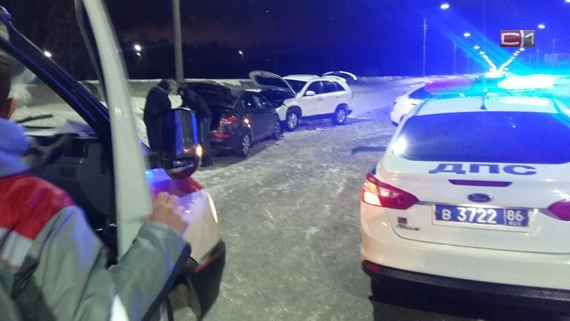 В Сургуте женщина-водитель разбила три машины, пытаясь выехать с заправки