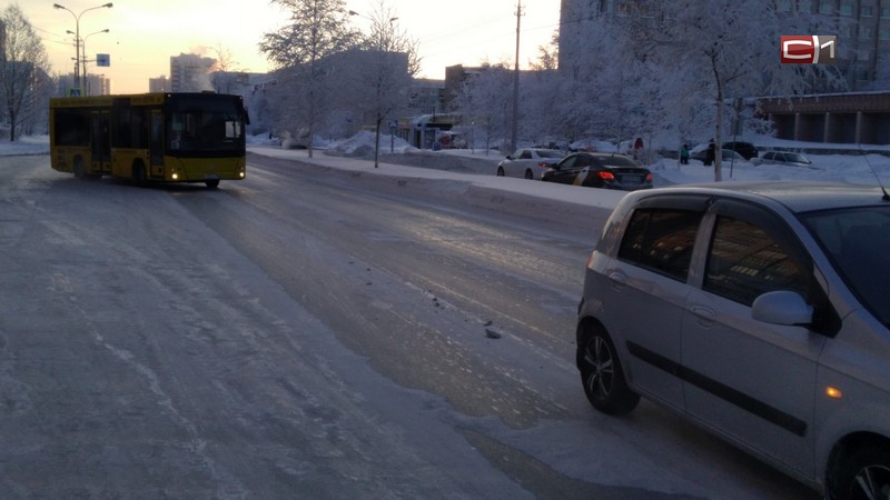 В Сургуте при выезде с остановки автобус столкнулся с легковушкой