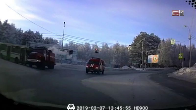 ДТП со спешившими на вызов пожарными машинами в Сургуте попало на видеорегистратор. ВИДЕО  
