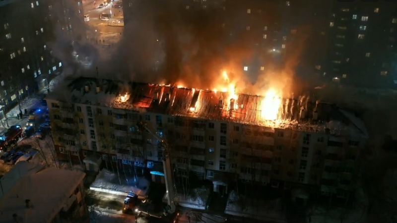 Крупный пожар в Нижневартовске: из объятой огнем пятиэтажки эвакуируют людей. ВИДЕО  