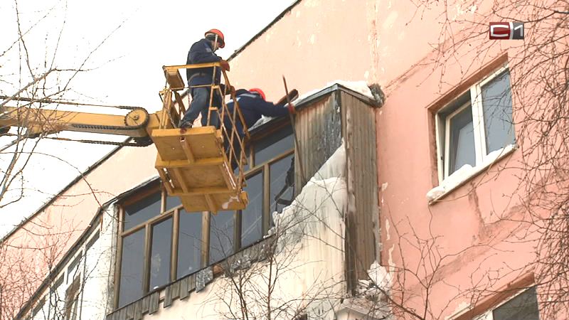Снегу бой: в Сургуте началась генеральная уборка улиц и крыш домов