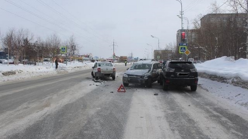 В результате ДТП в Сургуте пострадали водители трех автомобилей и пассажир