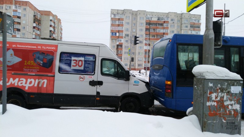 В Сургуте столкнулись автобус и маршрутка. Трех пассажиров увезли на скорой