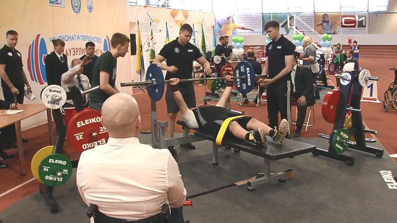 Спортсмены-инвалиды показали высокие результаты на турнире по пауэрлифтингу в Сургуте
