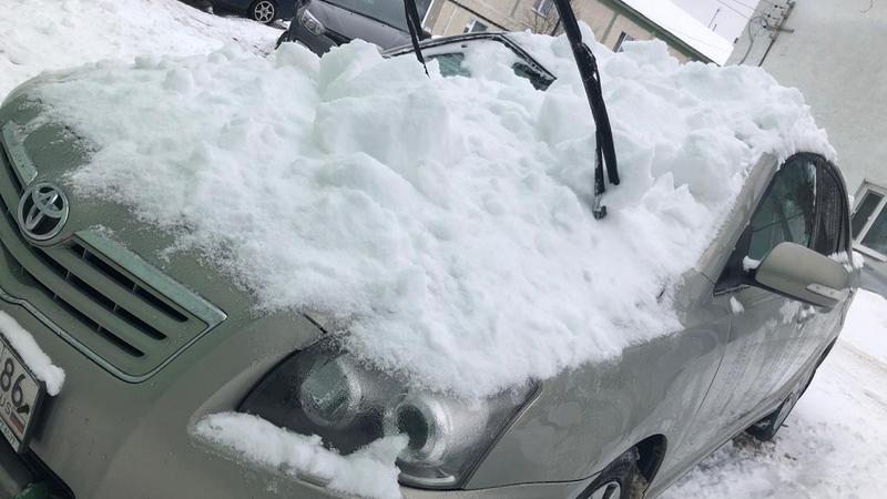В Сургутском районе на «Тойоту Авенсис» упал снег с крыши: автомобиль сильно поврежден