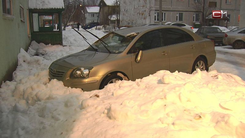 Кто платить будет: в Сургутском районе на машину обрушилась куча снега