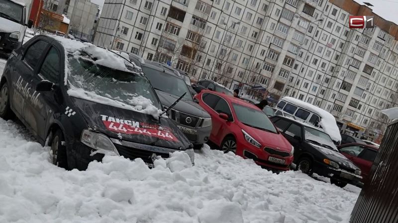 Сургутянин получил травму из-за упавшей с 9 этажа глыбы снега