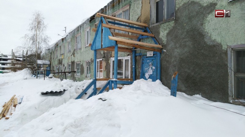 В Сургутском районе груда снега раздавила крыльцо многоквартирного дома