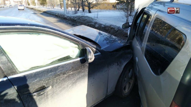 Тройное ДТП в Сургуте: двух пострадавших из «Лады» увезли на скорой