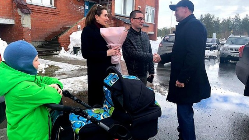Глава Сургутского района Андрей Трубецкой подарил даме цветы