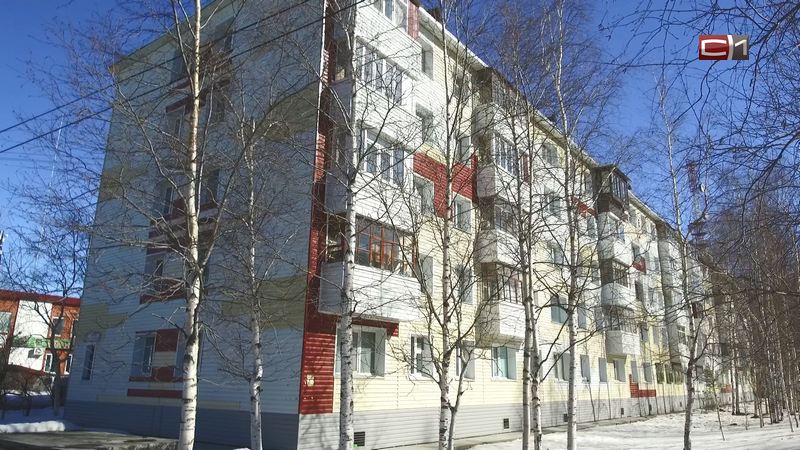 Весеннее обострение. В Сургуте мужчина выпрыгнул из окна и порезал себя ножом