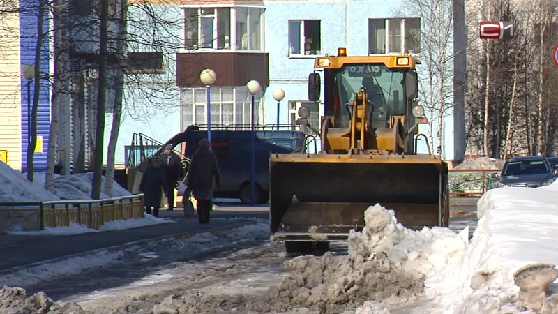 Из Сургута в Лянтор отправили 5 самосвалов для вывоза снега