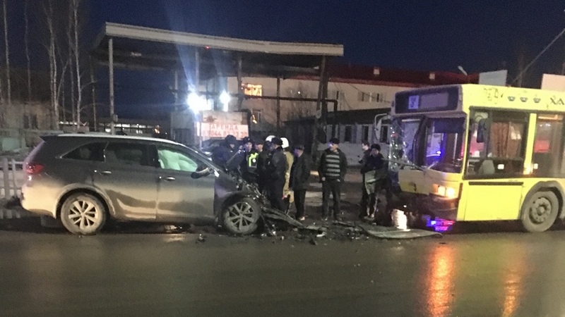 В Югре погиб водитель KIA после лобового столкновения с автобусом