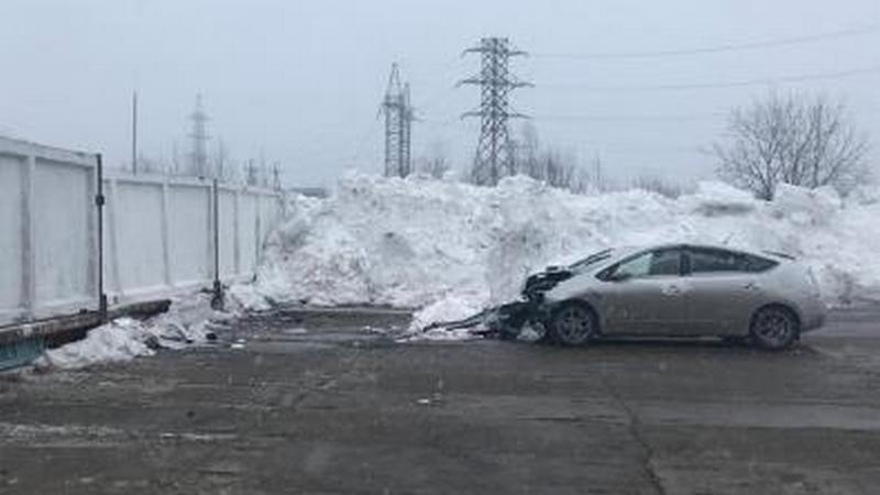 Сургутянин на автомобиле «Тойота» протаранил бетонный забор