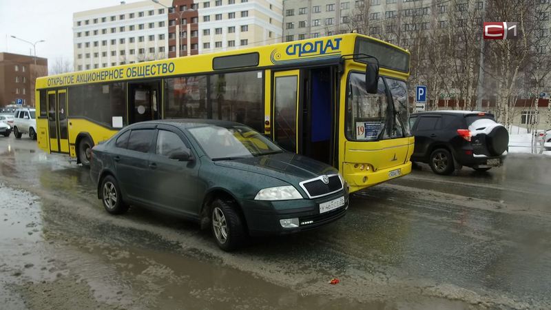 В Сургуте на перекрестке столкнулись пассажирский автобус и легковушка