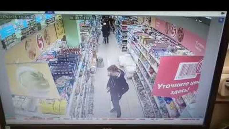 В Сургутском районе подростки украли из магазина колбасу и шоколад. ВИДЕО