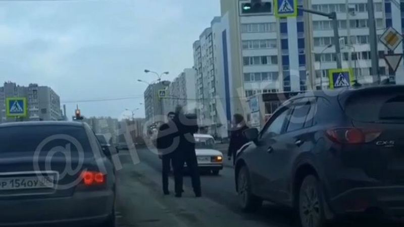 Не поделили дорогу. Водители в Сургуте устроили драку на проезжей части. ВИДЕО