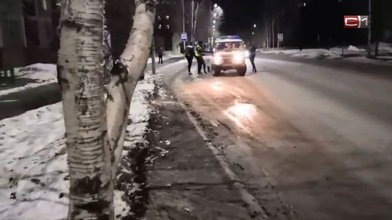 То ли шаман, то ли танцор. Сургутянин устроил странный спектакль посреди улицы