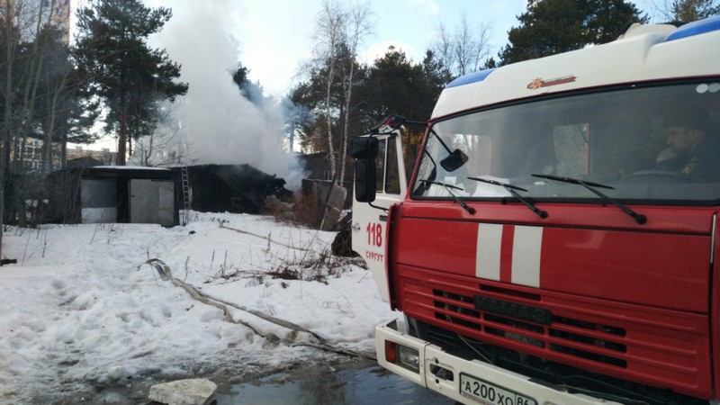 Детская шалость или поджог? В Сургуте пожарные ликвидируют возгорание ветхого дома. ВИДЕО