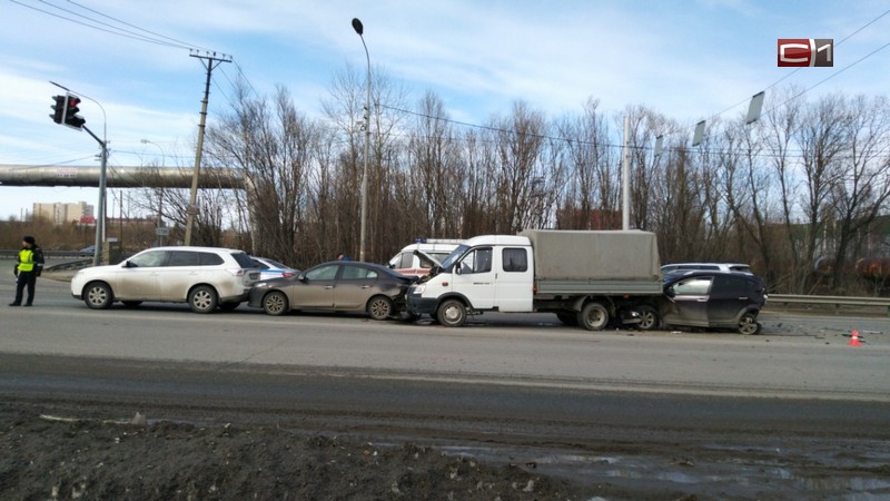 В Сургуте пьяный водитель Land Cruiser  устроил массовое ДТП. Есть пострадавший 
