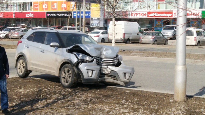 Отвлеклась на телефон. В Сургуте автоледи на Hyundai врезалась в фонарный столб. ФОТО