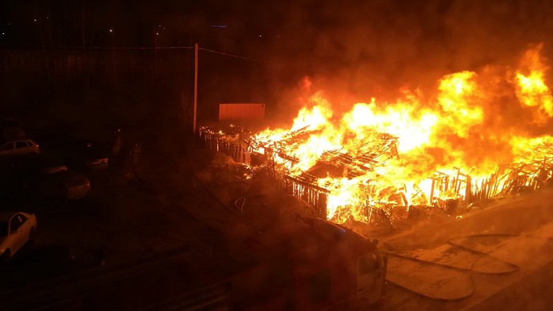Крупный пожар в Сургуте уничтожил несколько строений и 4 автомобиля
