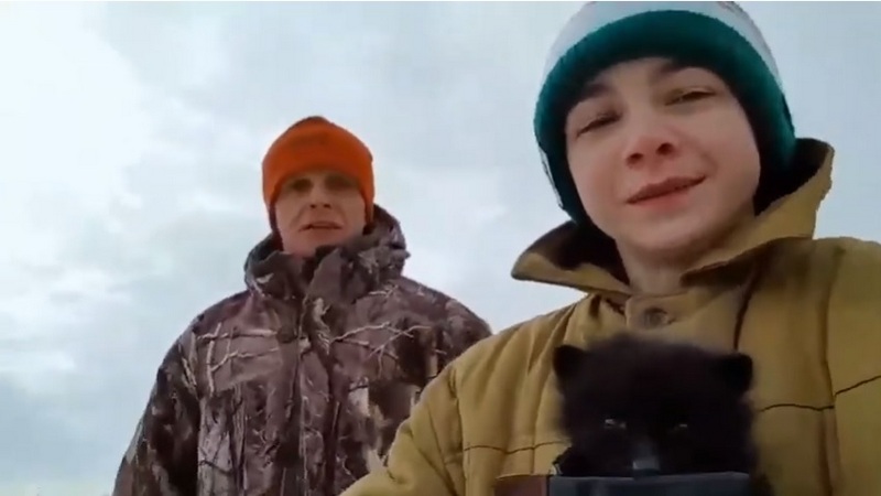 Юный сургутянин во время рыбалки, рискуя жизнью, спас лисенка. ВИДЕО