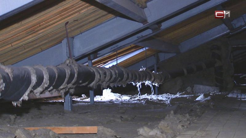 «Протекает каждый год»: жители сургутской многоэтажки могут не дождаться ремонта крыши