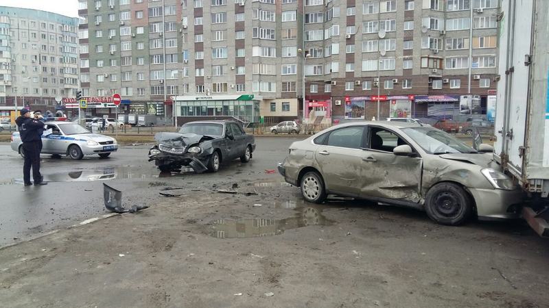 Тройное ДТП в Сургуте: столкнувшись с «Волгой», иномарка влетела в грузовик