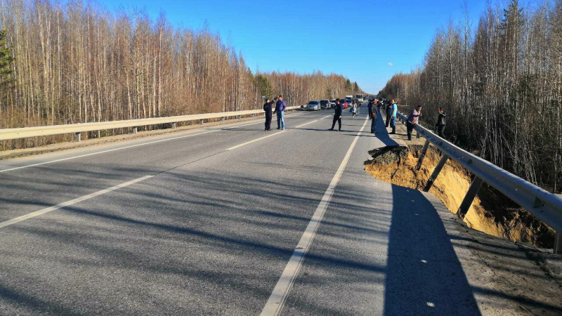В Югре частично обрушилась дорога. Водителей отправляют в объезд