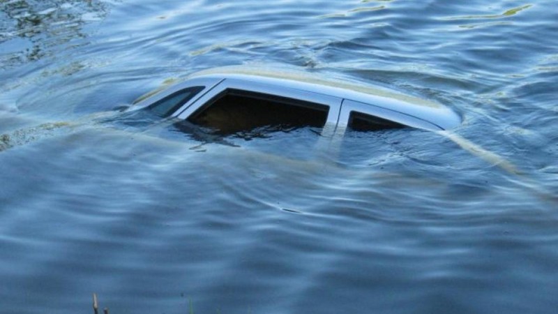 В Югре на дне реки спасатели ищут затонувший с двумя девушками автомобиль