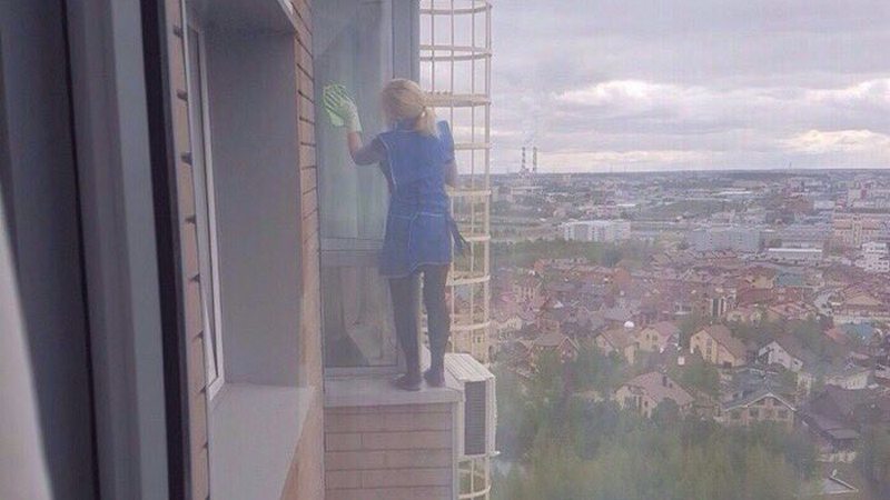 По следам супергероев. Женщина в Сургуте взорвала соцсети, помыв окно на 19 этаже