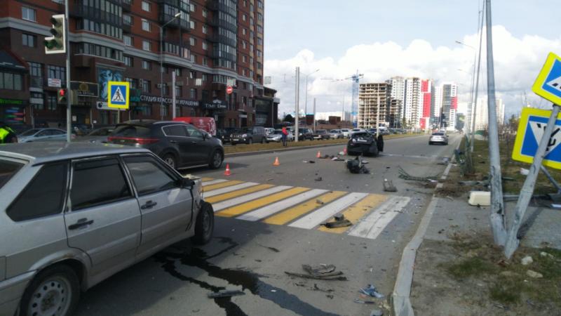 ДТП в Сургуте: в результате столкновения иномарку отбросило с дороги. ФОТО