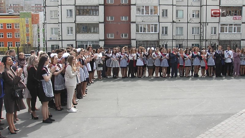 «Когда уйдем со школьного двора»: выпускники Сургута сегодня услышали последний звонок