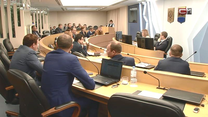 Сургутские депутаты обратились к чиновникам с просьбой отремонтировать двор ветерана ВОВ 