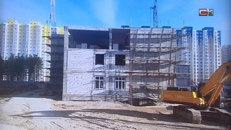 Ход строительства новой школы в Сургуте проверила губернатор региона
