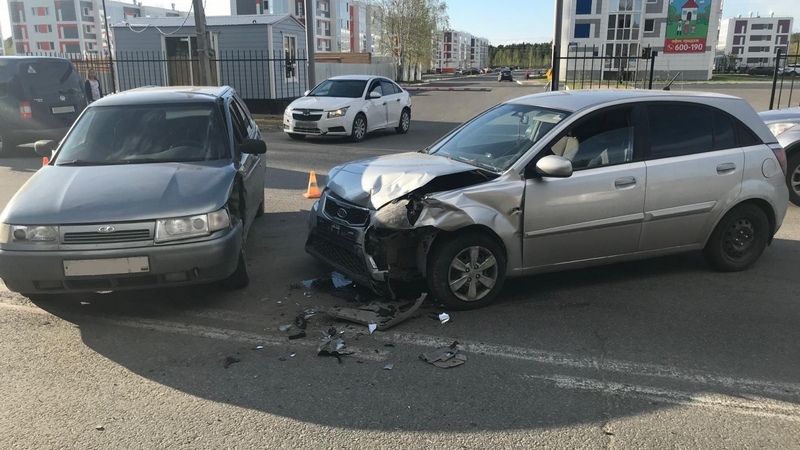 В Сургуте столкнулись «Лада» и иномарка: пострадали женщина и ребенок