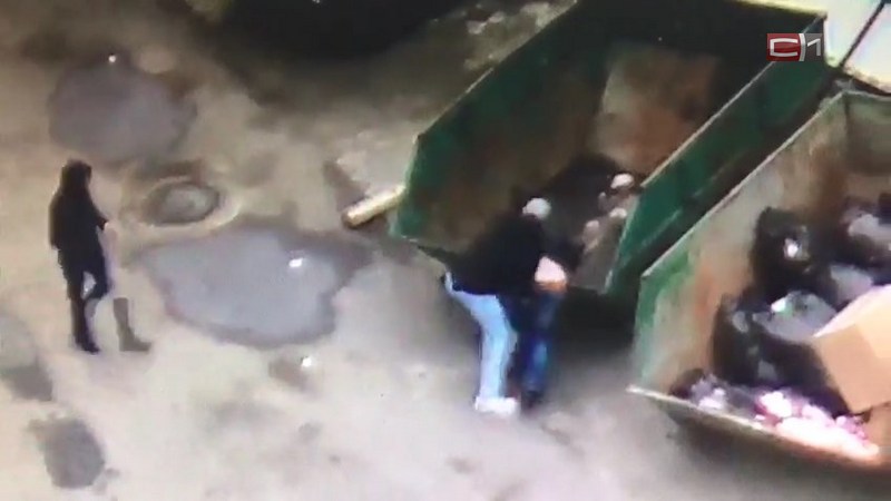 В Югре мужчину забросили в мусорный бак после неудачной попытки познакомиться 