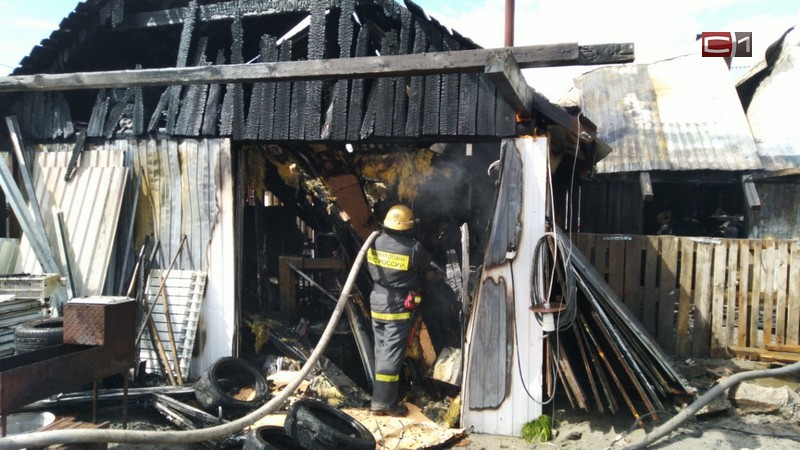 Пожар в Сургуте уничтожил мастерскую и стоявший там автомобиль