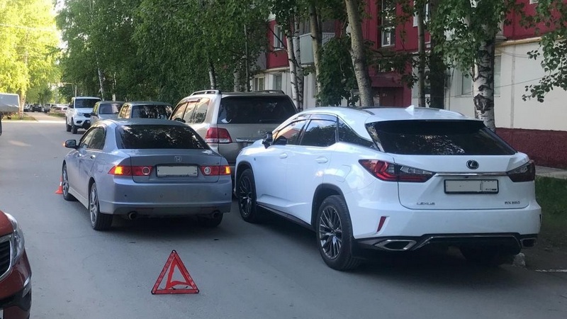 В Нефтеюганске 7-летний мальчик попал под колеса авто, гуляя во дворе