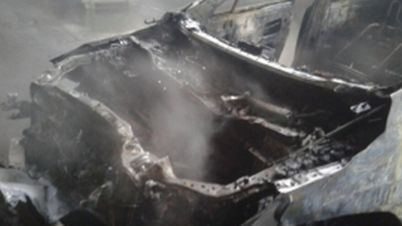В Сургуте пожарные за десять минут потушили горящий BMW 