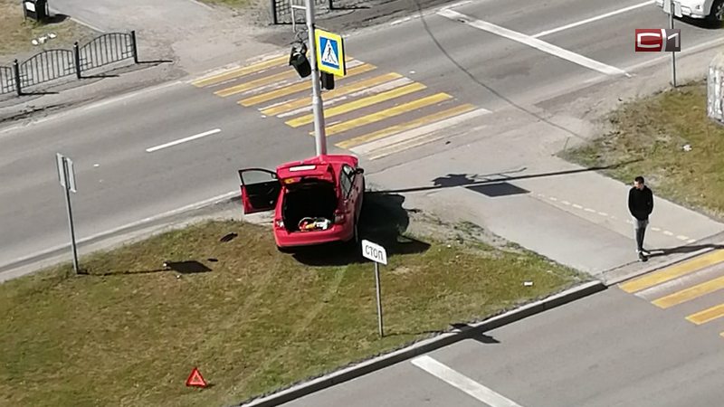 В Сургуте автоледи на иномарке протаранила столб со светофором