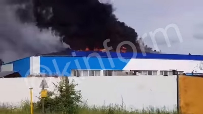 Задействовали 8 пожарных машин. В промышленном здании в Сургуте тушили пожар