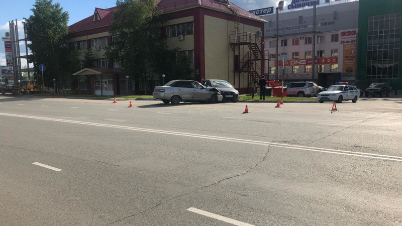 В Югре в аварии пострадали 3 человека, в том числе случайный пешеход