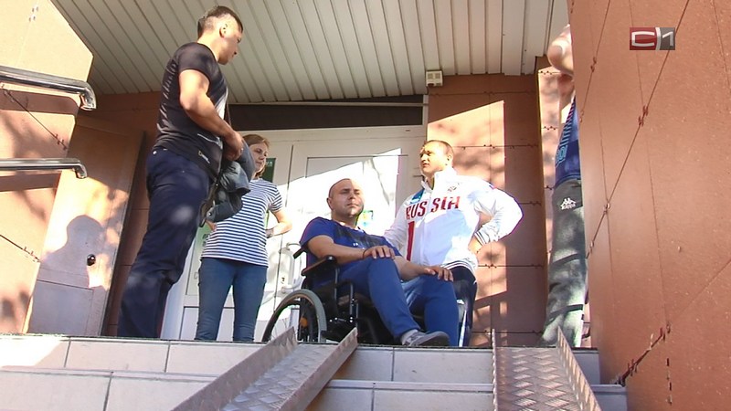 В Сургуте инвалид-колясочник на протяжении полугода не может выйти на улицу