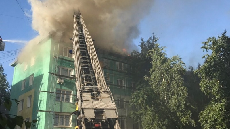 Пожар со взрывами произошел в одной из пятиэтажек Нижневартовска