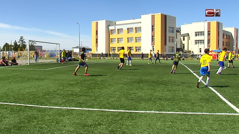 В Сургутском районе турнир по футболу собрал 17 коллективов со всего округа