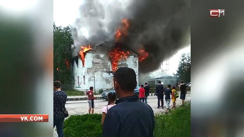 Полыхала крыша: в Сургутском районе пожар уничтожил деревянный дом