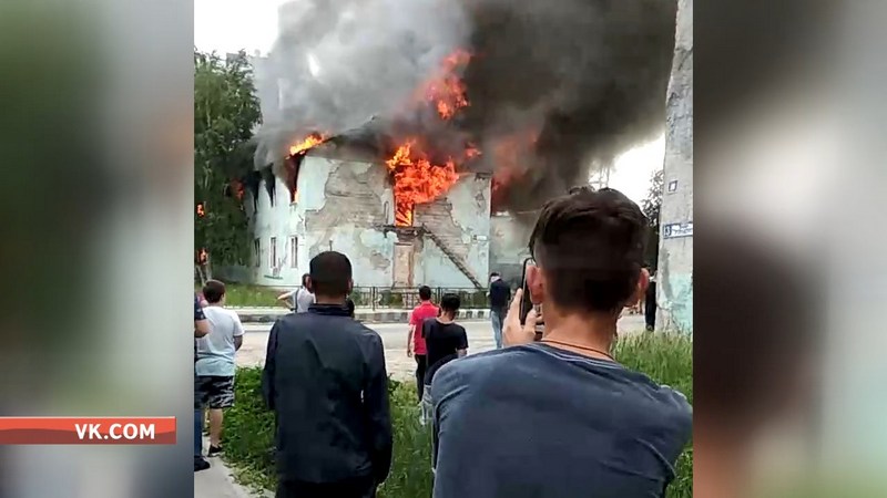 При пожаре в Сургутском районе сгорела деревянная двухэтажка